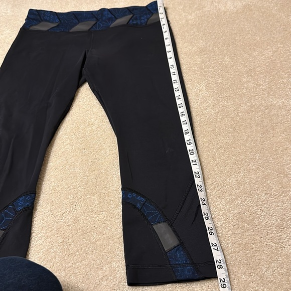 Lululemon black capri leggings with gray and blue inserts size 8 - Picture 5 of 11